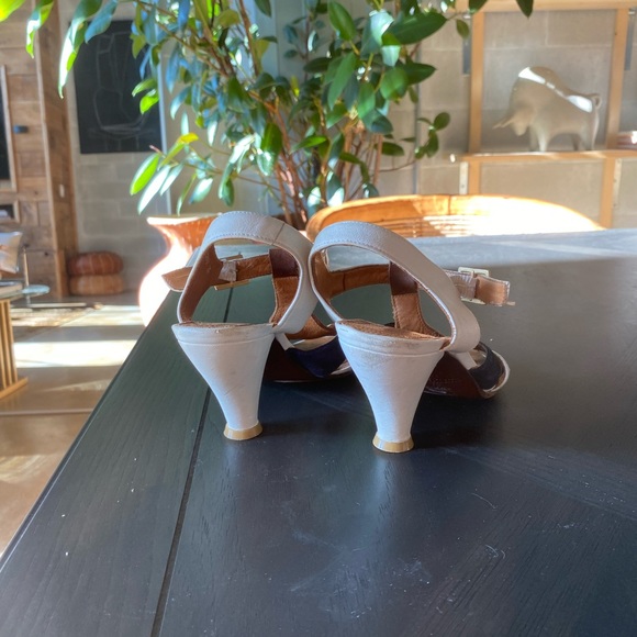 CHIE MIHARA LEATHER SANDALS WITH CUTOUTS AND GOLD DETAILING - Picture 4 of 6